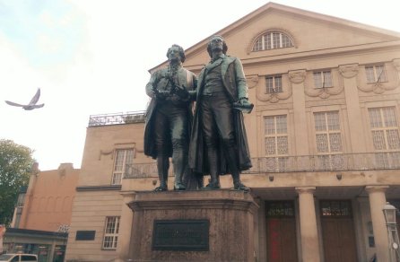 Goethe und Schiller vor dem Deutschen Nationaltheater in Weimar